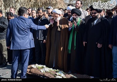 اشک مداح معروف در فراق پدر مرحومش+عکس
