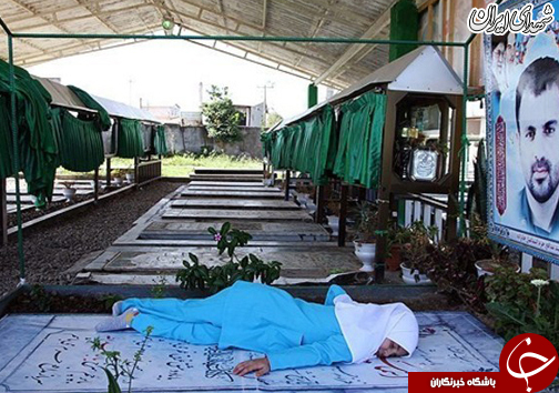 خوابیدن دختر شهید مدافع حرم بر مزار پدر+عکس