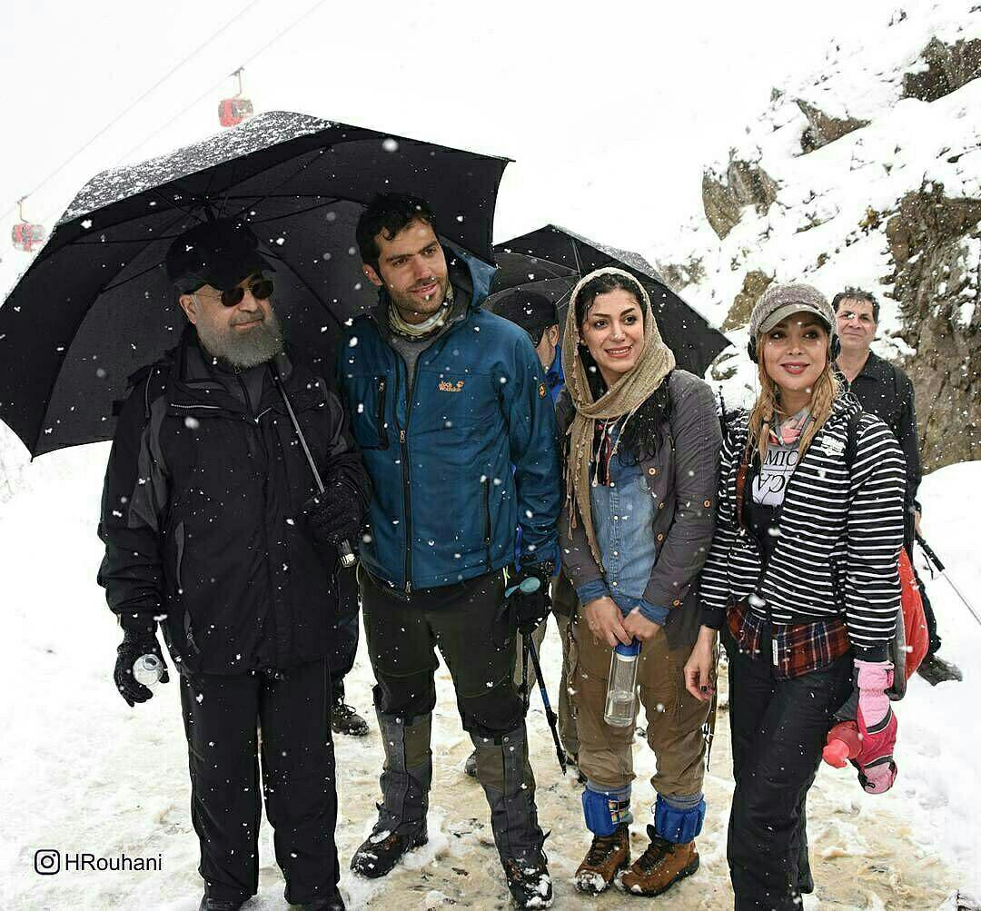 عکس یادگاری روحانی با دختران بد حجاب!