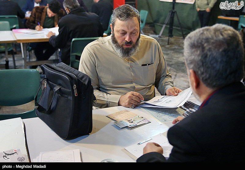 ثبت نام روحانی معروف با لباس شخصی +عکس