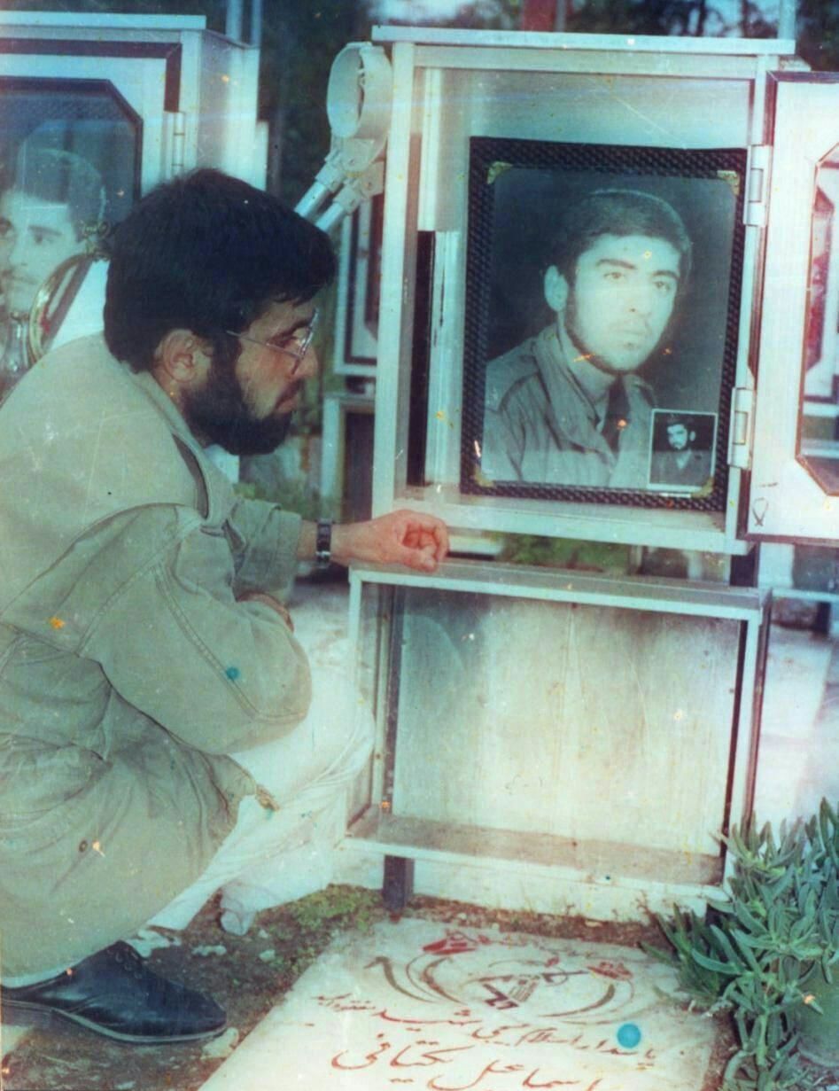 عکس/ شهید یکتایی بر سر مزار خودش!