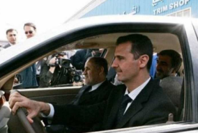 رانندگی بشار اسد با خودروی شخصی در دمشق رانندگی بشار اسد با خودروی شخصی در دمشق