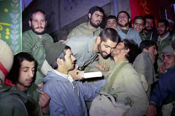 وداع رزمندگان عملیات کربلای 4 با فرمانده + تصاویر وداع رزمندگان عملیات کربلای 4 با فرمانده + تصاویر