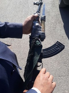 دستگیری سارق باغ با کلاشینکف اسباب بازی + عکس دستگیری سارق باغ با کلاشینکف اسباب بازی + عکس