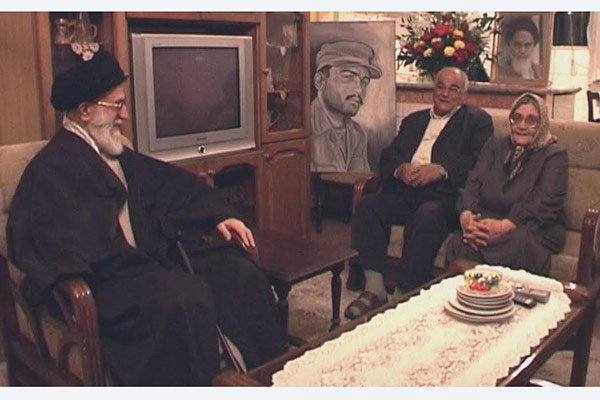 صحنه هایی از حضور رهبر انقلاب در منزل یک شهید ارمنی صحنه هایی از حضور رهبر انقلاب در منزل یک شهید ارمنی