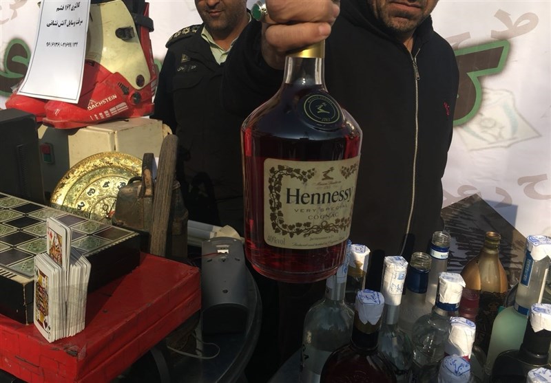 تجارت کثیف با جمع آوری بطری مشروبات خارجی! + عکس تجارت کثیف با جمع آوری بطری مشروبات خارجی! + عکس