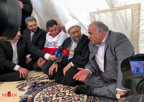 بازدید آیت الله آملی لاریجانی از مناطق زلزله زده + عکس
