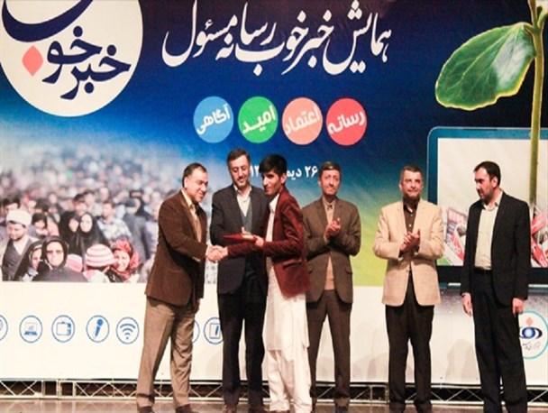 اخراج خبرنگار جوان به خاطر حضور در همایش اصولگرایان! اخراج خبرنگار جوان به خاطر حضور در همایش اصولگرایان!
