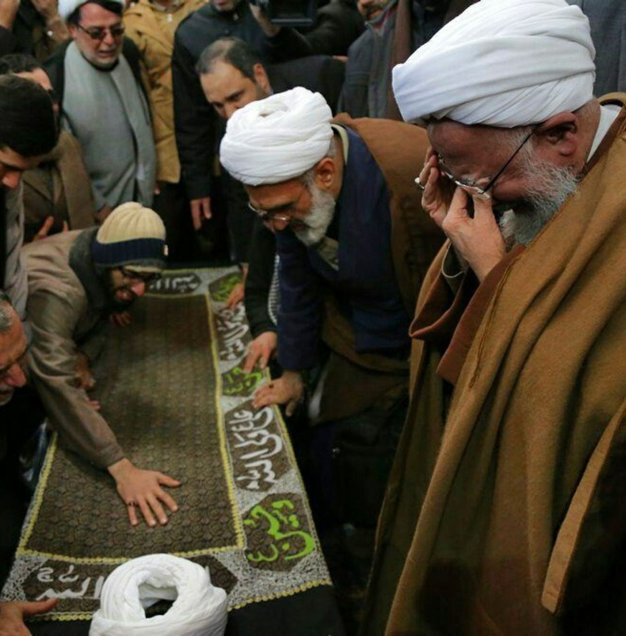 گریه آیت الله جوادی آملی بر پیکر شاگردش + عکس
