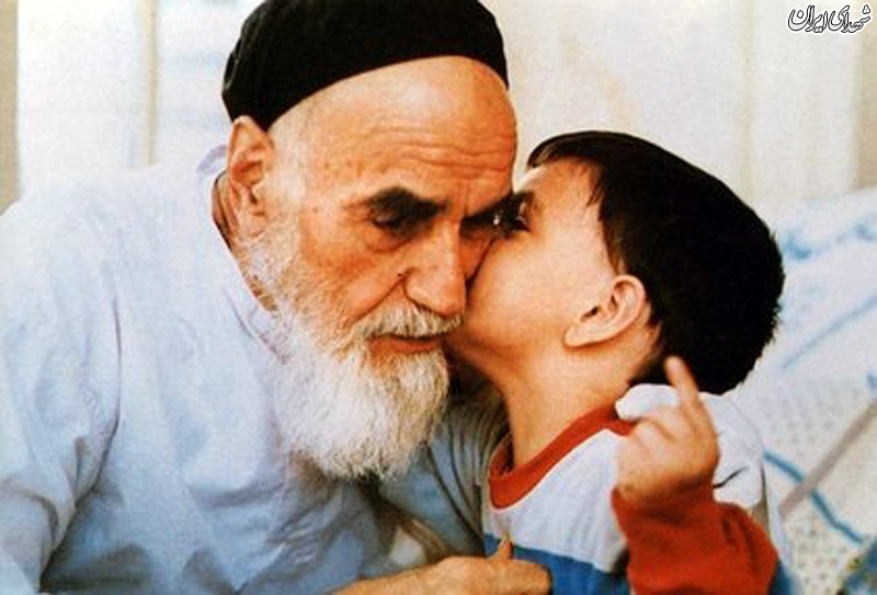 بوسه سید علی خمینی بر صورت امام(ره) + عکس