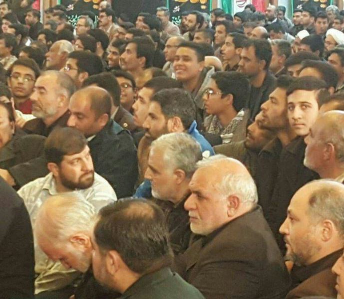 حرکت تامل برانگیز حاج قاسم در یک مراسم + عکس