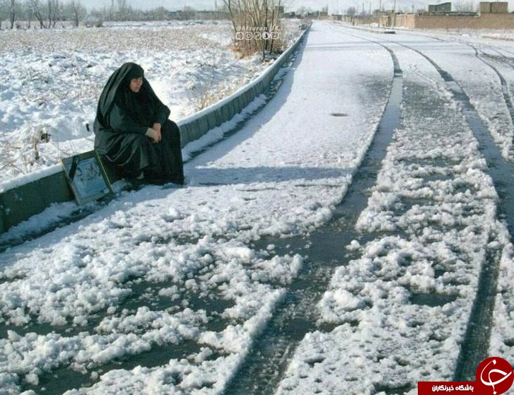 تصویری تاثیرگذار از یک مادر شهید در همدان + عکس