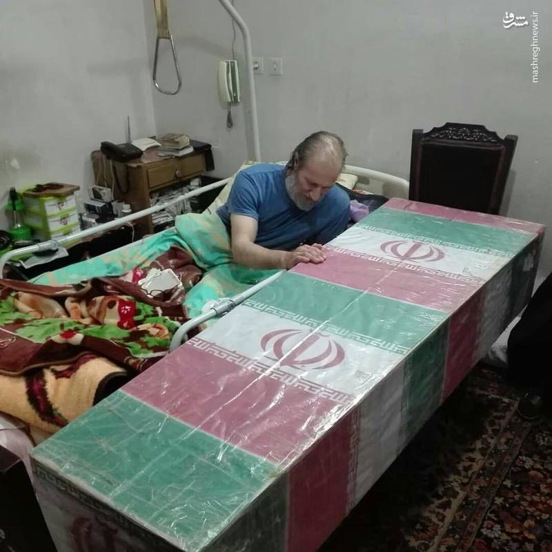 نجوای یک جانباز با پیکر شهید نجوای یک جانباز با پیکر شهید