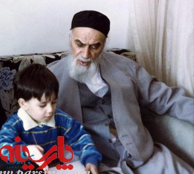 تصویری از سید علی خمینی در کنار پدر بزرگ + عکس