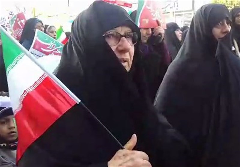 مادر مسیح علی نژاد در راهپیمایی ۲۲ بهمن + عکس مادر مسیح علی نژاد در راهپیمایی ۲۲ بهمن + عکس