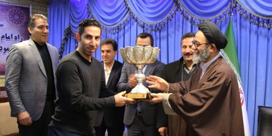 اهدای کاپ قهرمانی به امام جمعه محبوب تبریز + عکس اهدای کاپ قهرمانی به امام جمعه محبوب تبریز + عکس