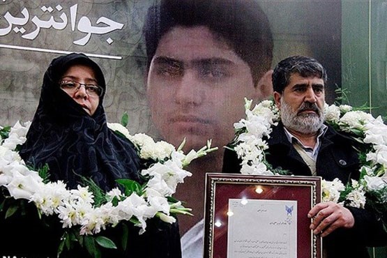 انگشتر رهبر انقلاب،هدیه خانواده شهید مدافع حرم به ابراهیم حاتمی کیا انگشتر رهبر انقلاب،هدیه خانواده شهید مدافع حرم به ابراهیم حاتمی کیا