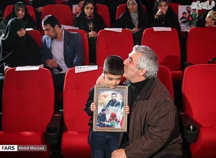 عکس/ تقدیر خانواده شهدا از 