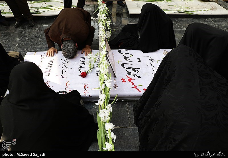 دیدار سردار نقدی با مزار برادر شهیدش بعداز ۳۴ سال دیدار سردار نقدی با مزار برادر شهیدش بعداز ۳۴ سال