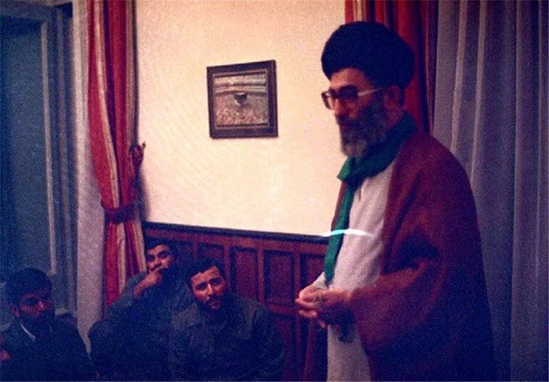 تصویری قدیمی از رهبر انقلاب با شال سبز + عکس