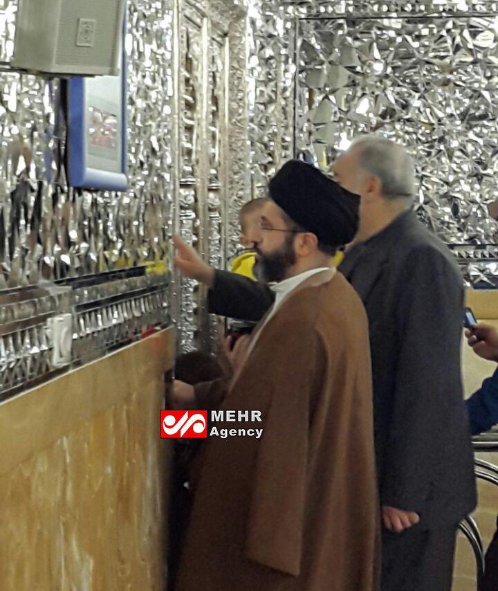 فرزند رهبر انقلاب شب گذشته در حرم رضوی + عکس