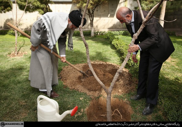 تاکید رهبر انقلاب بر توسعه فضای سبز برای جلوگیری از ریزگردها/ برخی به دنبال دستاندازی به باغهای تهران هستند/ باید جلوی این کار گرفته شود تاکید رهبر انقلاب بر توسعه فضای سبز برای جلوگیری از ریزگردها/ برخی به دنبال دستاندازی به باغهای تهران هستند/ باید جلوی این کار گرفته شود