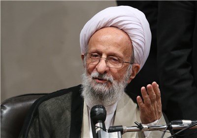 آزادی غرب را برای ما تجویز می کنند؛ این از عقب رفتن روسریها شروع شده و به رفتن خانمها به ورزشگاهها رسيده آزادی غرب را برای ما تجویز می کنند؛ این از عقب رفتن روسریها شروع شده و به رفتن خانمها به ورزشگاهها رسيده