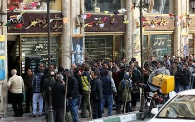 درآمد ایستادن در صف دلار چند تومان است؟! درآمد ایستادن در صف دلار چند تومان است؟!