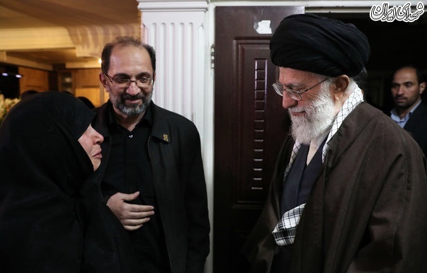 عکس /حضور رهبر انقلاب در منزل شهید محمدحسین حدادیان