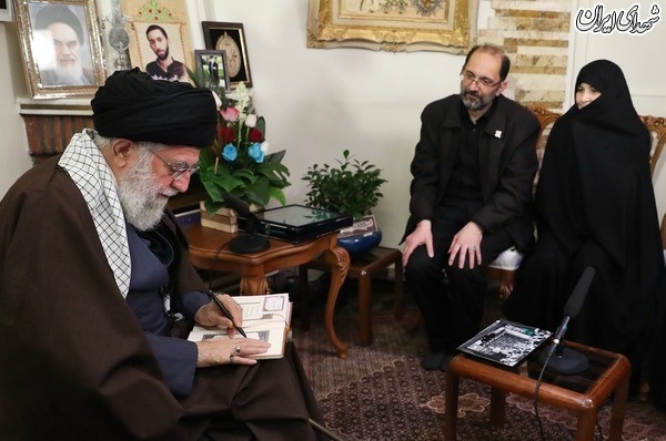عکس /حضور رهبر انقلاب در منزل شهید محمدحسین حدادیان