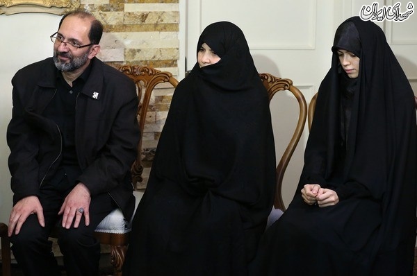 عکس /حضور رهبر انقلاب در منزل شهید محمدحسین حدادیان