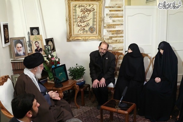 عکس /حضور رهبر انقلاب در منزل شهید محمدحسین حدادیان