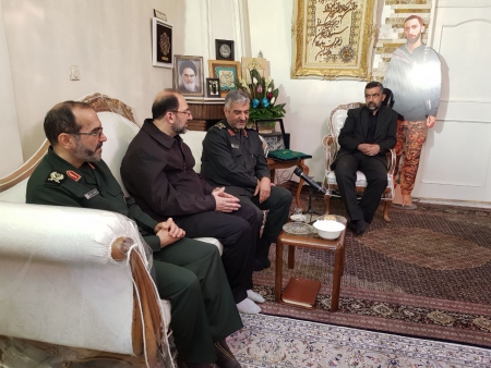دیدار سرلشکر جعفری با خانواده شهید حدادیان + عکس دیدار سرلشکر جعفری با خانواده شهید حدادیان + عکس