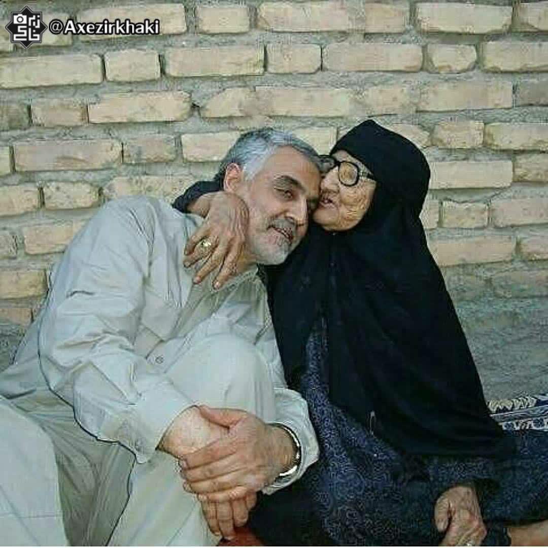 تصویر بوسه مادر حاج قاسم بر پیشانی سردار + عکس