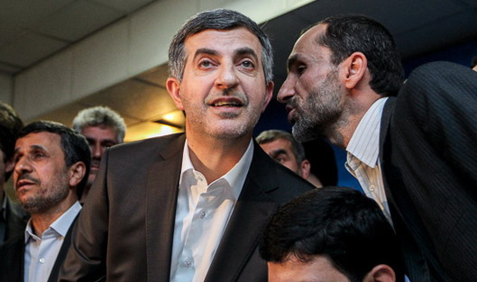 رو در روی رهبری ایستاده اند و خود را