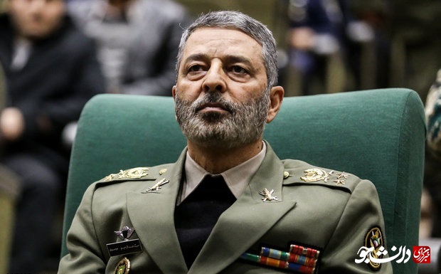 دیدار فرمانده کل ارتش با خانواده شهدای