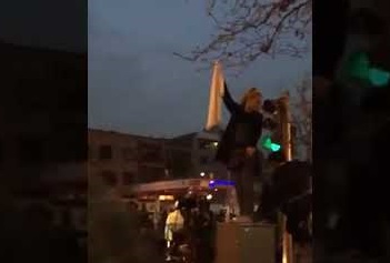 ماجرای هدیه همسر یکی از سران فتنه به یکی از دختران خیابان انقلاب! ماجرای هدیه همسر یکی از سران فتنه به یکی از دختران خیابان انقلاب!