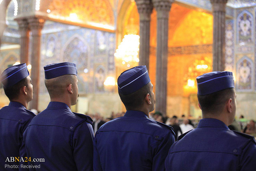 ادای احترام افسران عراقی در حرم امام حسین(ع) + عکس