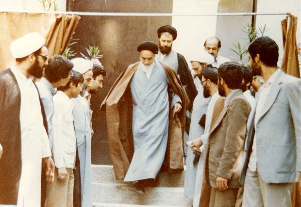 تصویری از امام در حیاط منزل در حال عبور + عکس