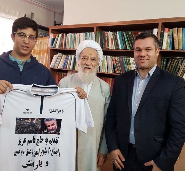 تقدیر از جوانی که مدالش را تقدیم 