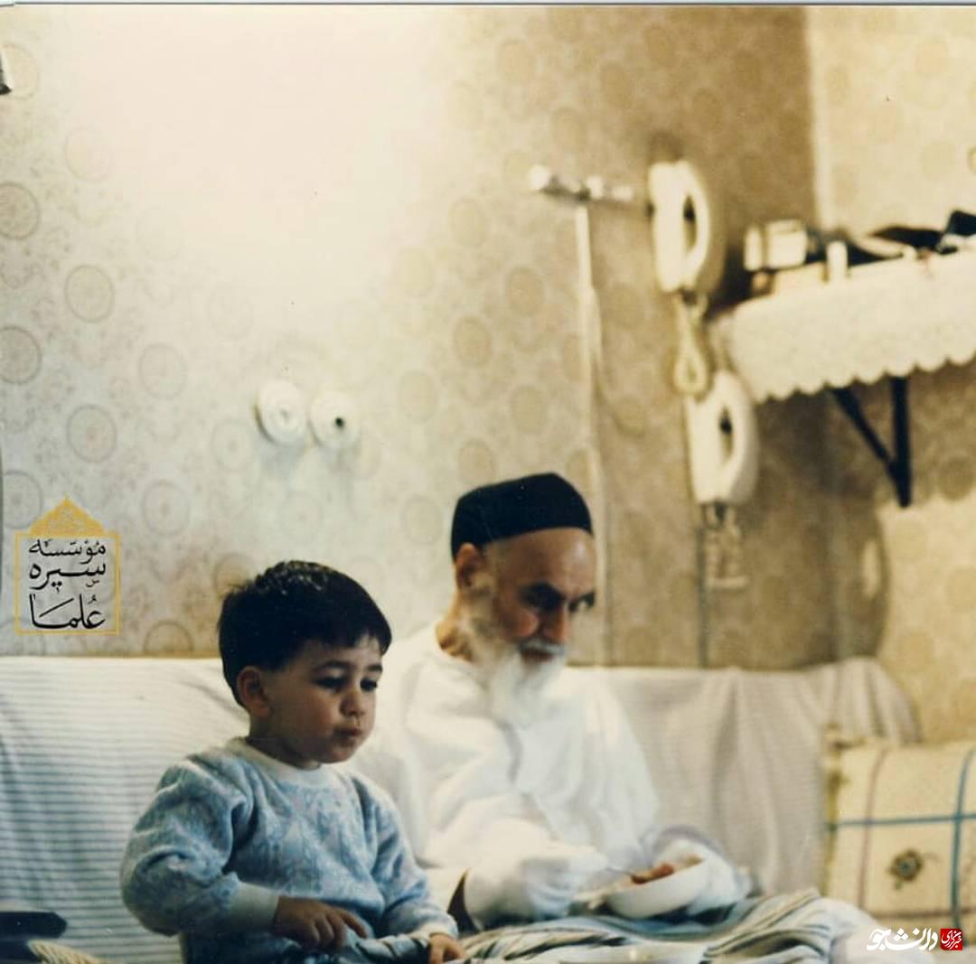 عکسی دیده نشده از سیدعلی خمینی در کنار امام(ره)