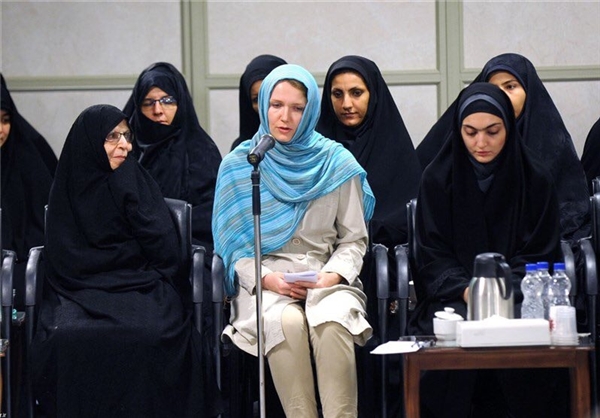 اشکهای بانوی هنرمند اوکراینی برای شهدای شلمچه اشکهای بانوی هنرمند اوکراینی برای شهدای شلمچه