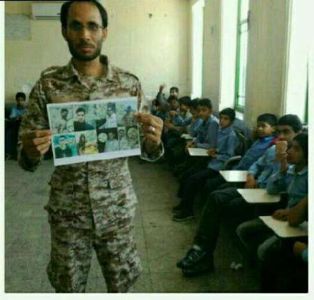 معلم رودباری با لباس مرزبانی به کلاس درس رفت معلم رودباری با لباس مرزبانی به کلاس درس رفت