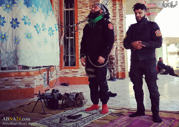 نماز ابوعزرائیل در کنار رزمنده اهل سنت+عکس