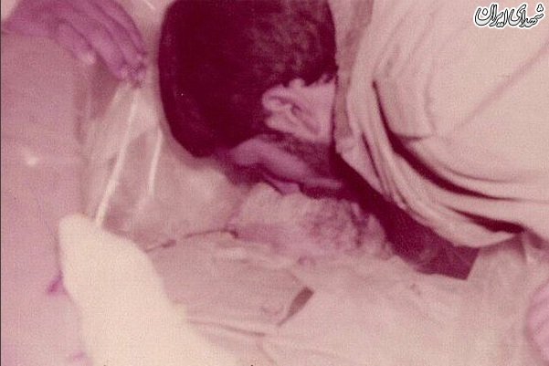 آخرین وداع فرمانده شهید مدافع حرم با پدر شهیدش+عکس آخرین وداع فرمانده شهید مدافع حرم با پدر شهیدش+عکس