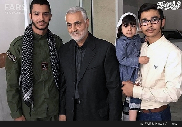حاج قاسم به دیدار خانواده شهید خزایی رفت+عکس حاج قاسم به دیدار خانواده شهید خزایی رفت+عکس