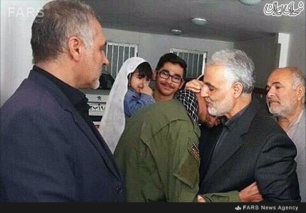 حاج قاسم به دیدار خانواده شهید خزایی رفت+عکس حاج قاسم به دیدار خانواده شهید خزایی رفت+عکس
