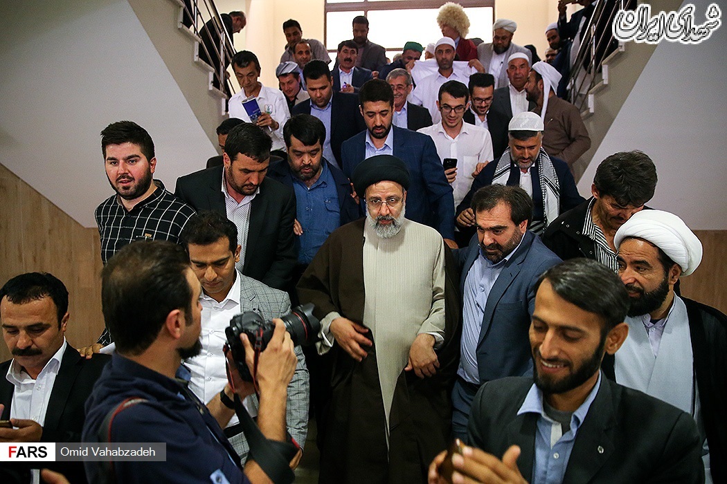 بوسه علمای اهل سنت بر پیشانی رئیسی+عکس بوسه علمای اهل سنت بر پیشانی رئیسی+عکس