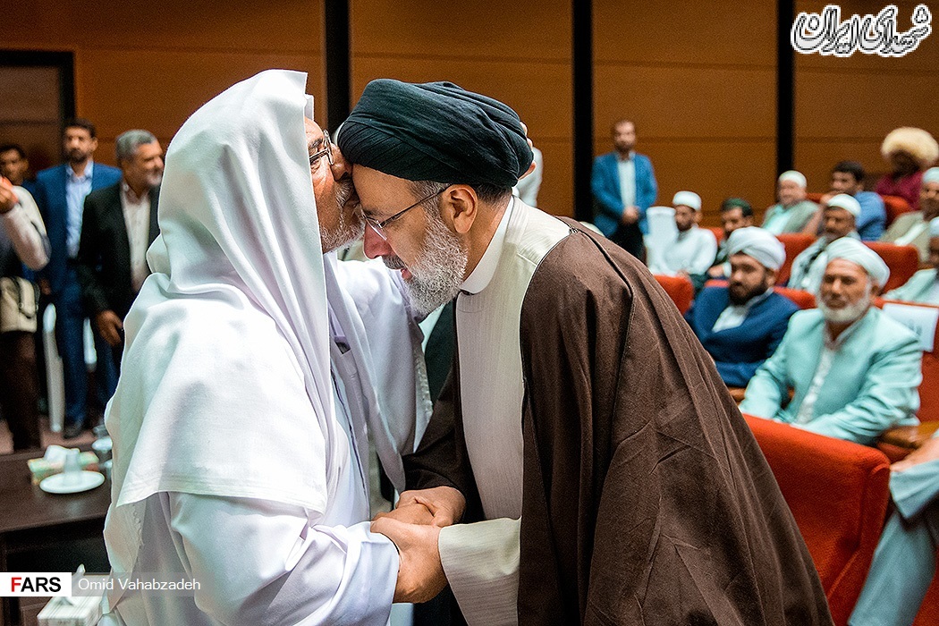 بوسه علمای اهل سنت بر پیشانی رئیسی+عکس بوسه علمای اهل سنت بر پیشانی رئیسی+عکس