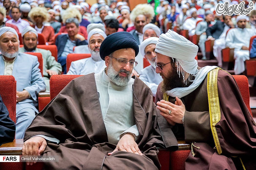 بوسه علمای اهل سنت بر پیشانی رئیسی+عکس بوسه علمای اهل سنت بر پیشانی رئیسی+عکس
